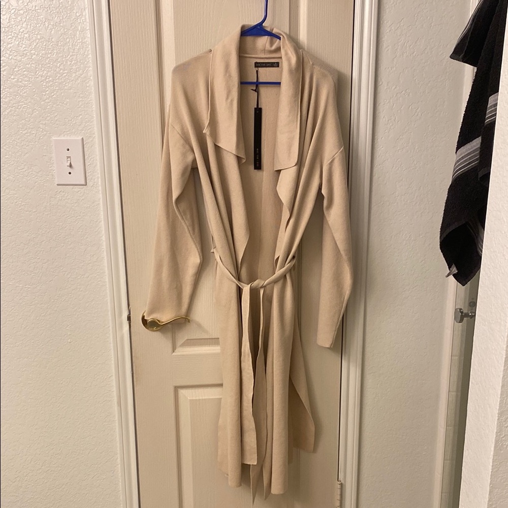 Elegant Cream Robe - Picture 2 of 3